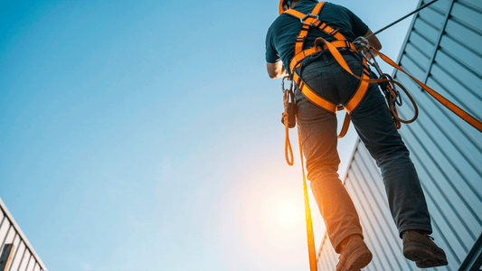 Trabajos en altura sin vértigo: domina la NOM-009 y escoge la eslinga correcta